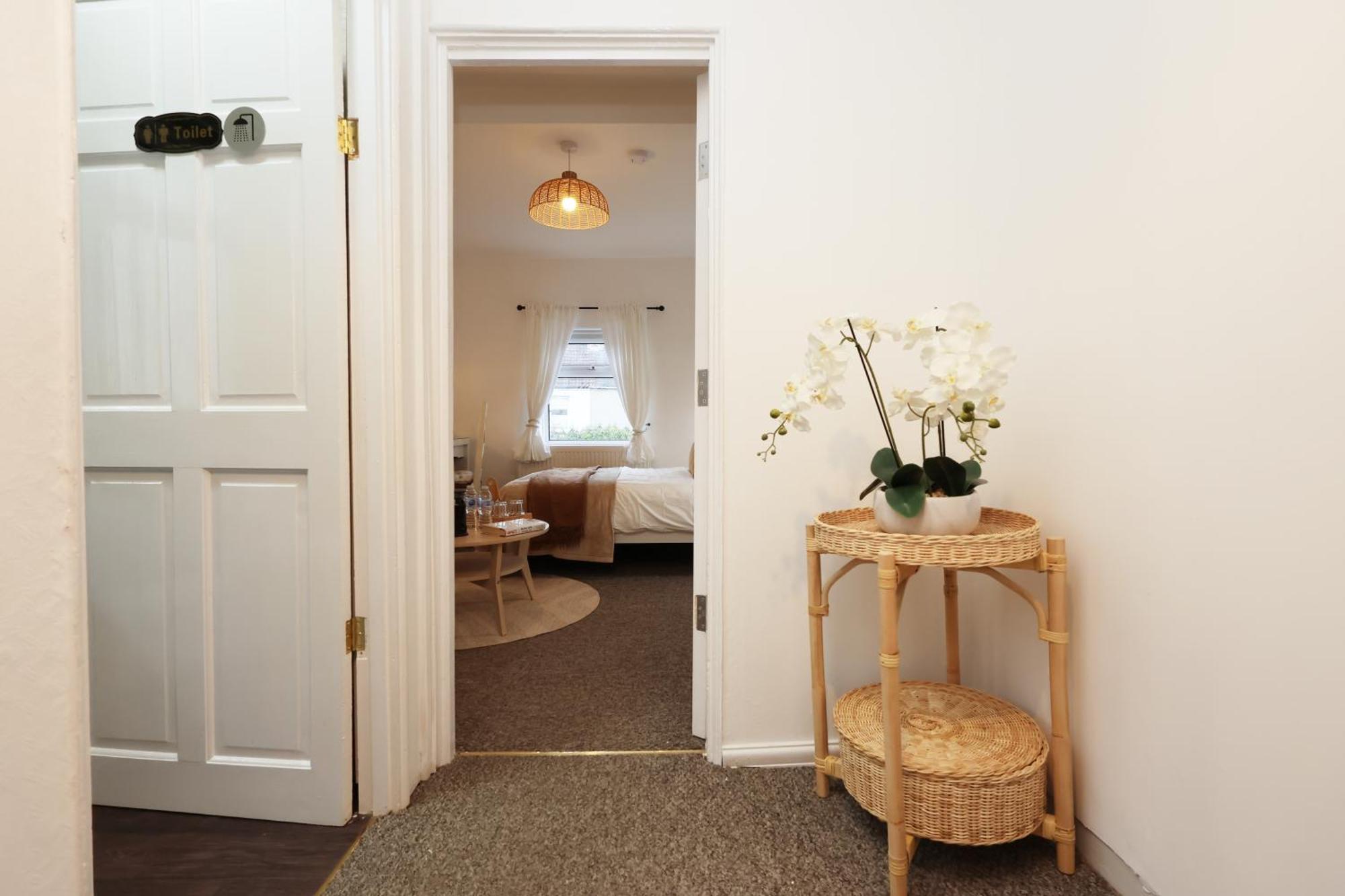Cardiff City Guesthouse, Central Rooms, Fast Wi-Fi, On-Street Parking Exterior foto